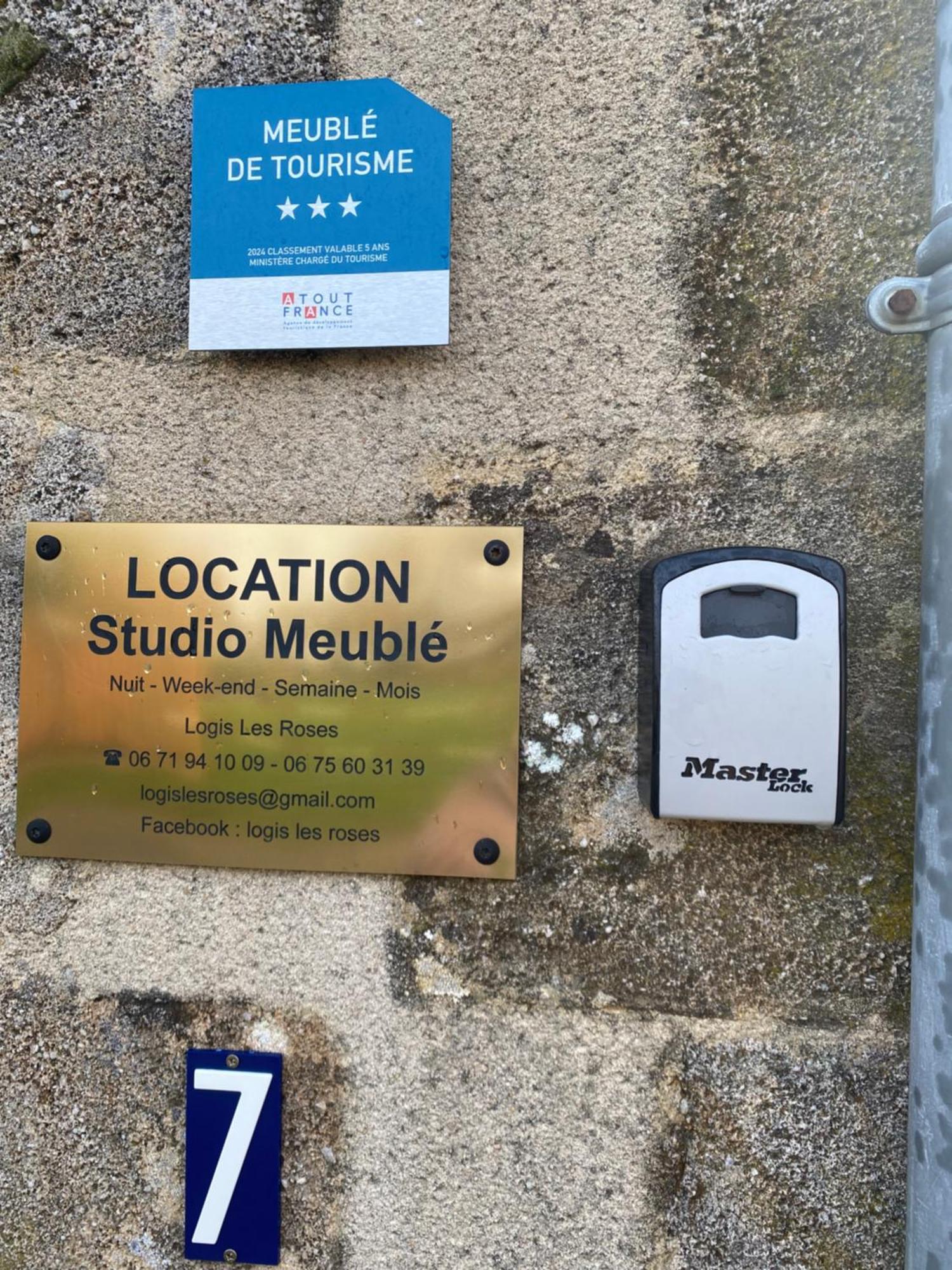 Studio Logis Les Roses Bourbon-lʼArchambault Εξωτερικό φωτογραφία